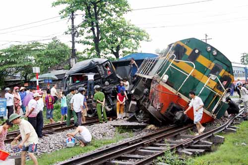 Tin tức trong ngày - Vượt đường sắt, xe tải bị đâm nát đầu