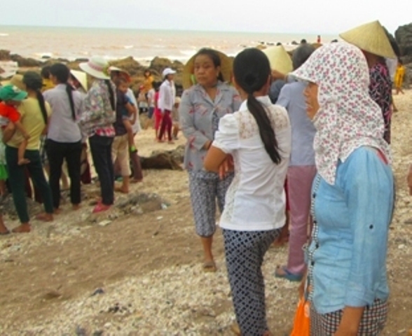 Tin tức trong ngày - Đi tắm biển, 3 học sinh lớp 5 bị sóng cuốn trôi