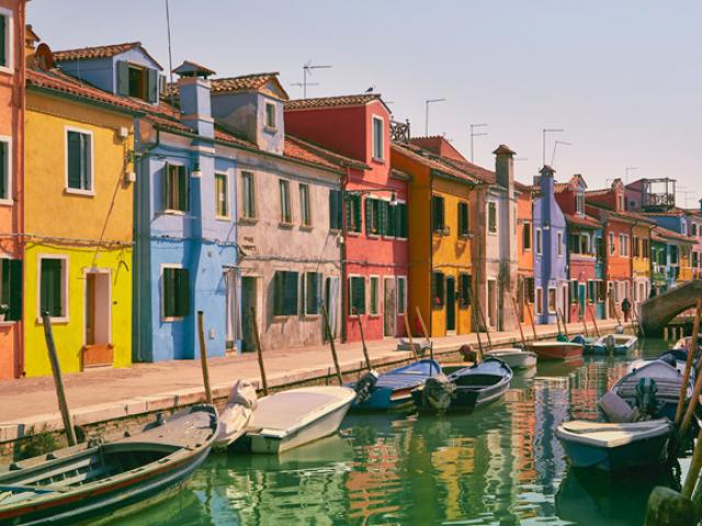 Dạo chơi giữa thị trấn cổ tích rực rỡ sắc màu ở Ý