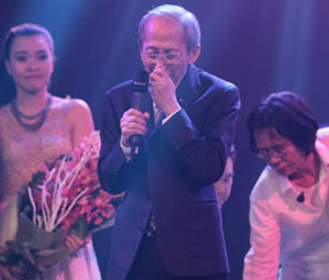 Nhạc sĩ Nguyễn Ánh 9 khóc không ngừng trên sân khấu