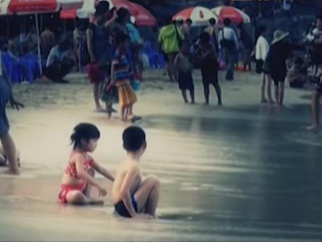 Camera giấu kín: Khi thấy trẻ chơi một mình ở bãi biển