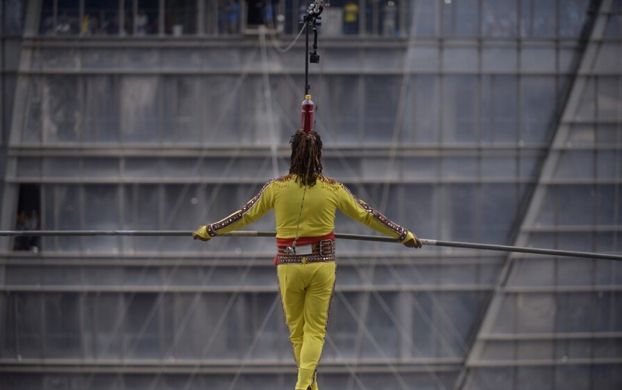 Phi thường - kỳ quặc - Clip thót tim: Đội nước, bịt mắt đi dây qua tháp đôi