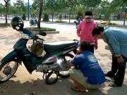 Tin tức trong ngày - TPHCM: “Đinh tặc” lộng hành, vá xe tình nguyện &quot;thoi thóp&quot;