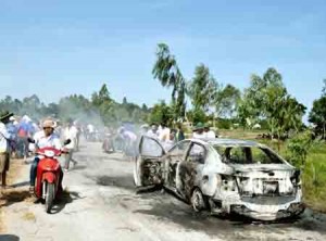 Tin tức trong ngày - Đang lưu thông, xế hộp bỗng phát cháy bùng bùng