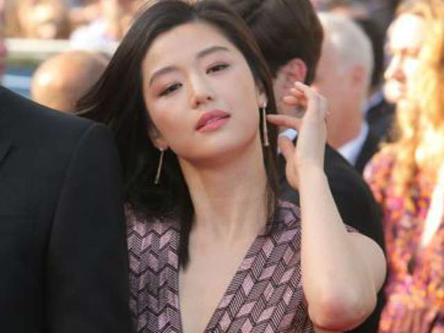 “Nữ sát thủ bắn tỉa” đẹp kiêu sa trên thảm đỏ Cannes