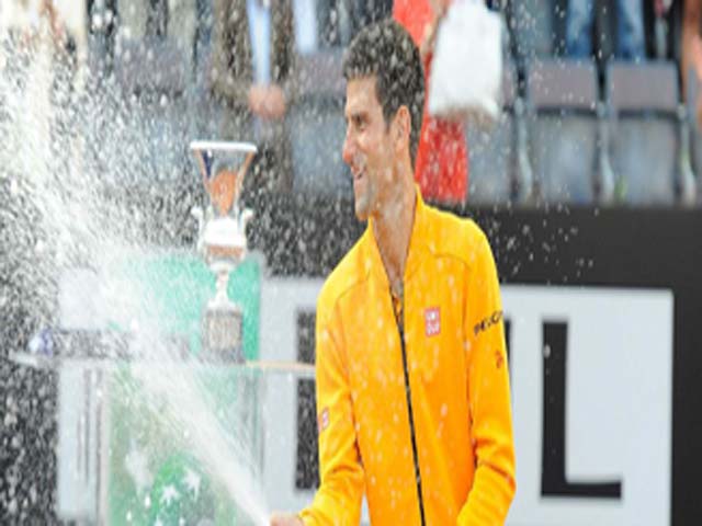 Thể thao - Djokovic suýt mù mắt vì… chai sâm panh