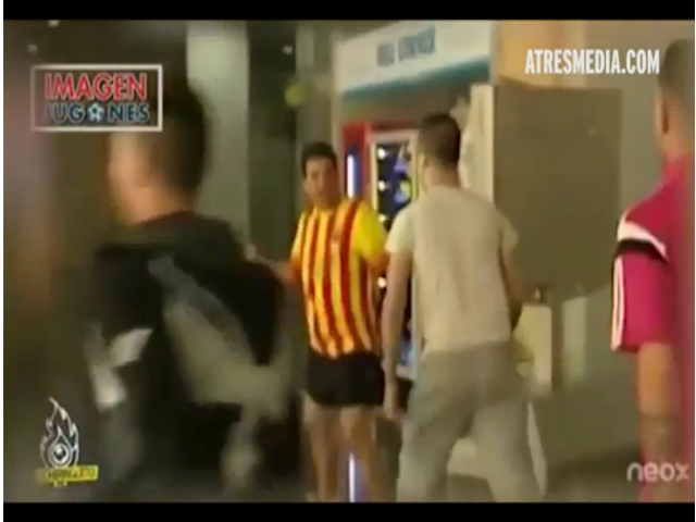 Bóng đá - Fan Barca bị Madridista &quot;bắt nạt&quot; trên đường về nhà