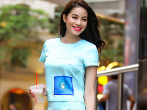 Người mẫu - Hoa hậu - Phạm Hương diện váy ngắn tung tăng trên phố Hà Nội