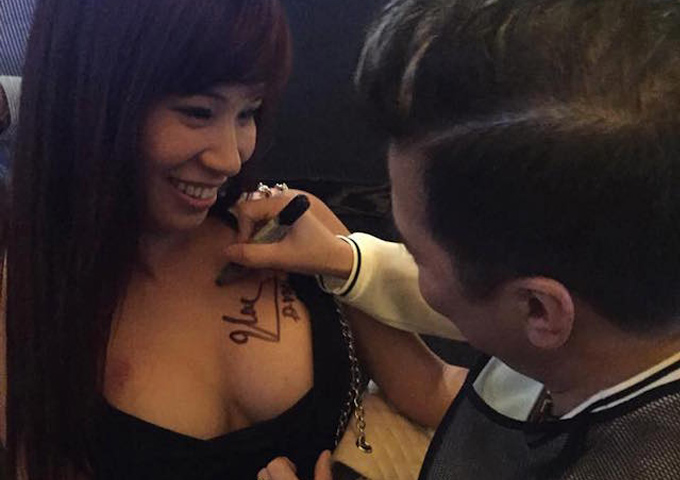 Ca nhạc - MTV - Mr. Đàm ký tên trên ngực fan nữ gây tranh cãi