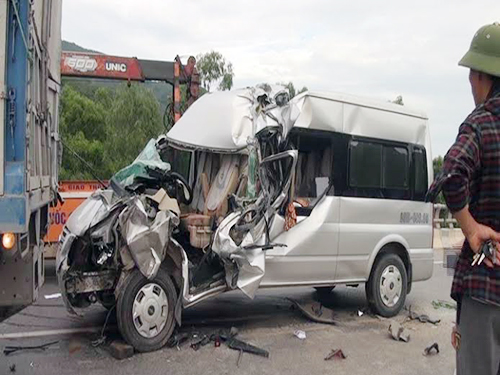 Tin tức trong ngày - Ô tô 16 chỗ húc xe tải, 1 người chết, 7 người bị thương