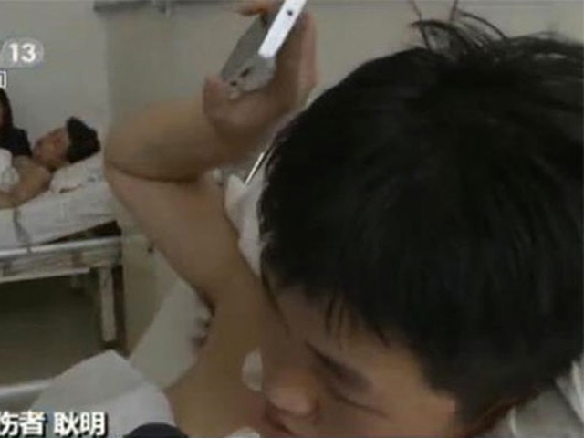 Thế giới - TQ: Thoát chết thần kỳ nhờ điện thoại “trâu bò”