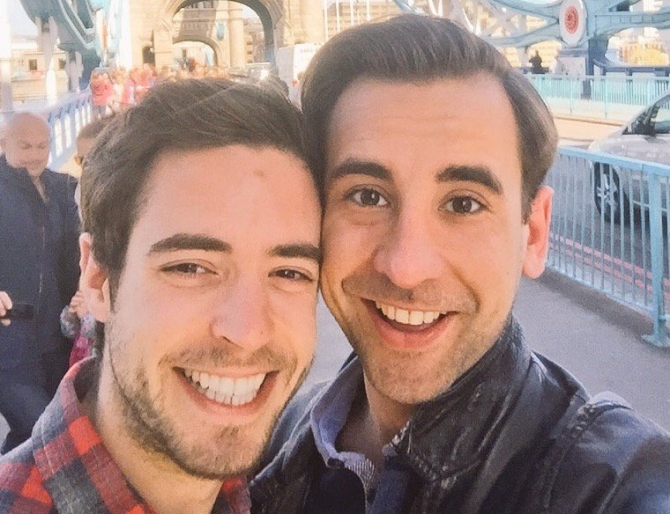 Bạn trẻ - Cuộc sống - Chuyện tình đồng tính của chàng trai nhiễm HIV