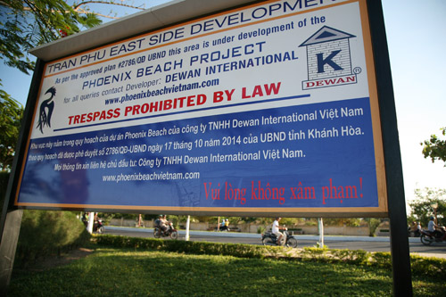 Yêu cầu tháo dỡ biển “cấm xâm phạm” bãi biển Nha Trang