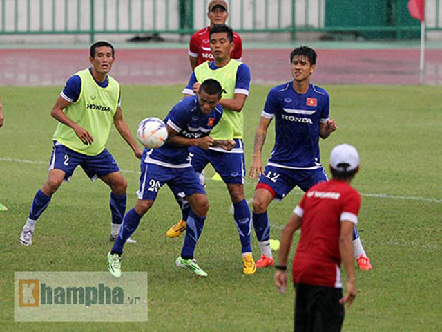 Bóng đá Việt Nam - HLV Miura bị học trò cho "ăn đòn" trên sân tập