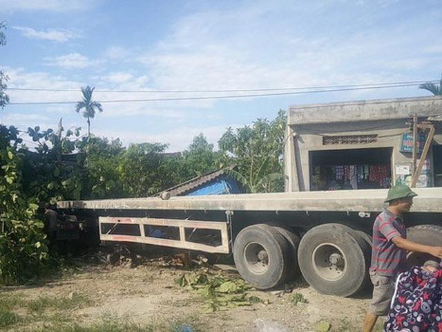 Tin tức trong ngày - Xe đầu kéo cuốn 3 xe máy vào gầm, húc đổ kiốt ven đường