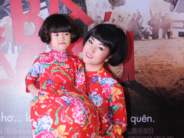 Ngôi sao điện ảnh - Mẹ con Thúy Nga mặc “chăn con công” hút mọi ánh mắt