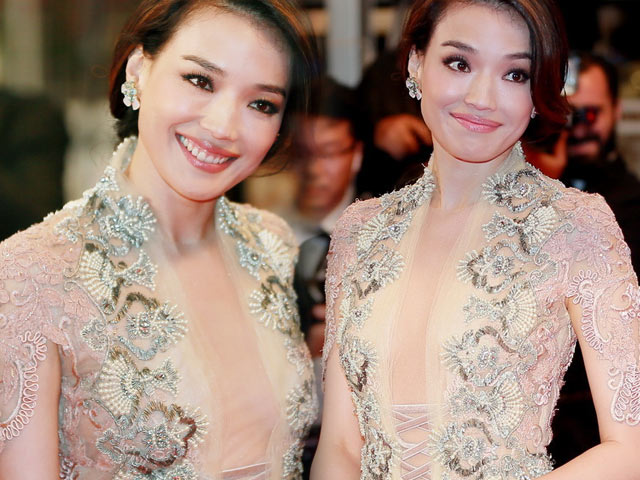 Xu hướng thời trang - Thư Kỳ khoe ngực "mini" với váy xuyên thấu ở Cannes