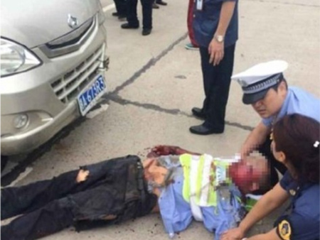 Tin tức trong ngày - TQ: Tài xế lái ô tô tông gục cảnh sát, kéo lê hơn 80m