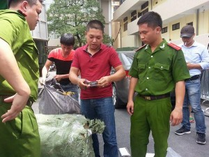 Thị trường - Tiêu dùng - Phá cơ sở sản xuất túi xách, ví da nhái hàng hiệu giá &quot;nghìn đô&quot;