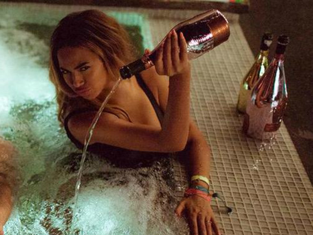 Ca nhạc - MTV - Beyonce đổ cả chai rượu hơn 400 triệu vào bồn tắm