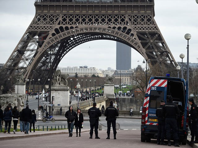 Thế giới - Pháp: Tháp Eiffel đóng cửa vì nạn móc túi