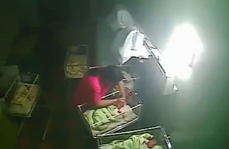 Sức khỏe đời sống - Nữ y tá hành hạ, cắn em bé bốn ngày tuổi vì khóc quá nhiều