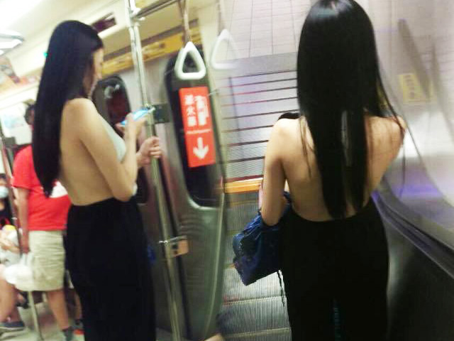 Xu hướng thời trang - TQ: Cô gái mặc yếm hở trọn lưng trần ở nơi công cộng