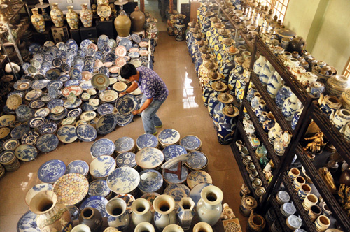 “Vua gốm sứ” ở Sài Gòn với 100.000 cổ vật