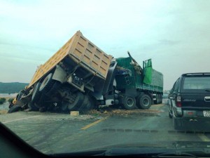 Tin tức trong ngày - Hai xe tải đâm nhau, 4 người thương vong