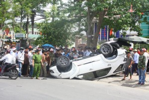 Tin tức trong ngày - Xế hộp đâm gãy cột điện rồi nằm ngửa trên phố