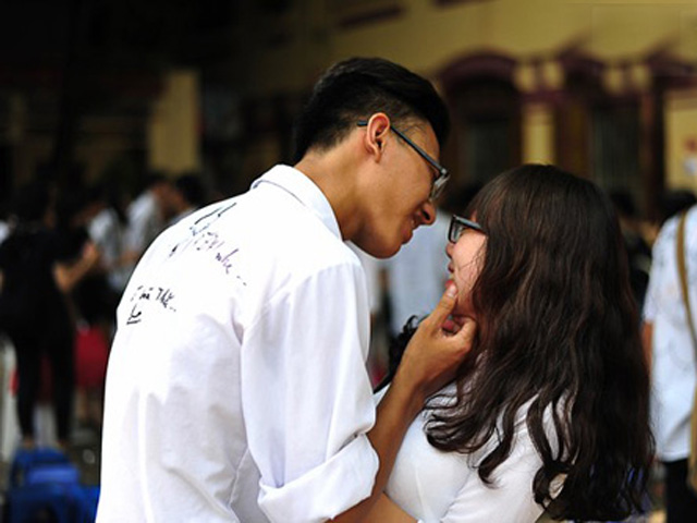 Bạn trẻ - Cuộc sống - Nụ hôn ở tuổi 18 có đáng bị phán xét?