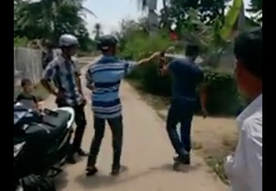 Tin tức trong ngày - Làm rõ vụ công an xã xịt hơi cay làm "hỏng" mắt dân