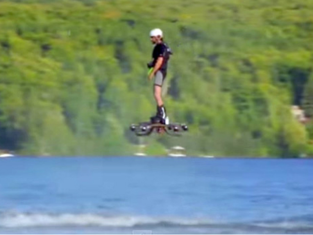 Phi thường - kỳ quặc - Clip: Lướt ván ở độ cao 2m trên mặt hồ