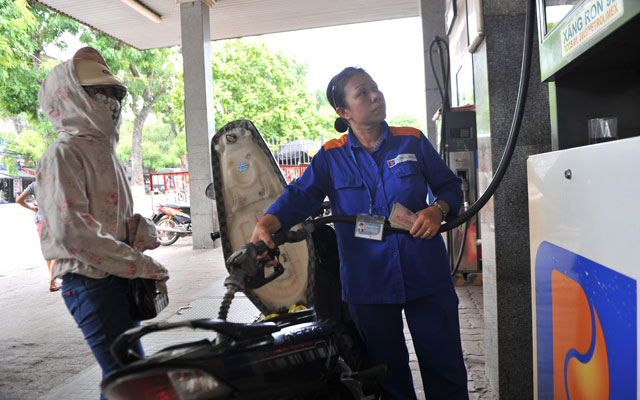 Thị trường - Tiêu dùng - Giá xăng và những  “điểm đen” mơ hồ