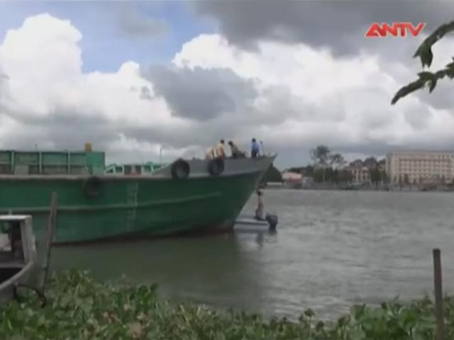 Video An ninh - Sà lan đâm tàu chở đá, 3 mẹ con tử vong