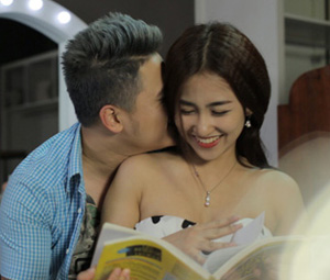 Đời sống Showbiz - DJ Trang Moon tình tứ trong vòng tay "trai lạ"