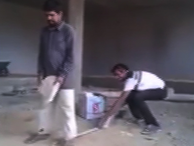 Cười 24h - Anh chàng bị bạn chơi khăm “thốn tận rốn“