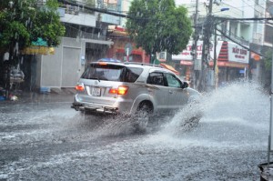 Tin tức trong ngày - Mưa “giải nhiệt” Sài Gòn, nhiều tuyến đường ngập nước