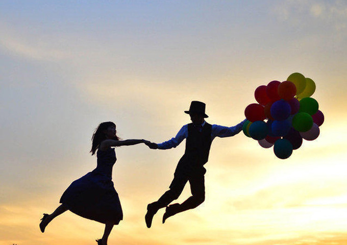 Phi thường - kỳ quặc - Bộ ảnh “ma thuật” cưỡi chổi đi khắp thế gian