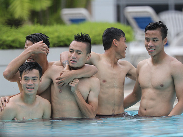 Bóng đá - SAO U23 VN "khoe body" ở trường Đại học Singapore