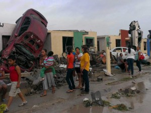 Thế giới - Mexico: Vòi rồng cuốn ô tô lên nóc nhà, 13 người chết