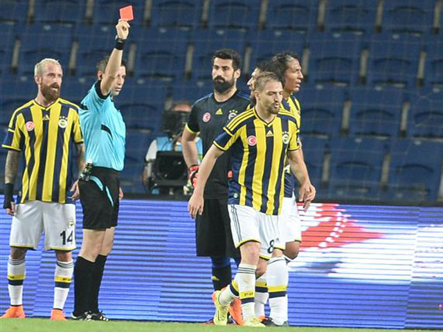Bóng đá - 4 thẻ đỏ, trọng tài vẫn "chùn tay" ở trận siêu bạo lực