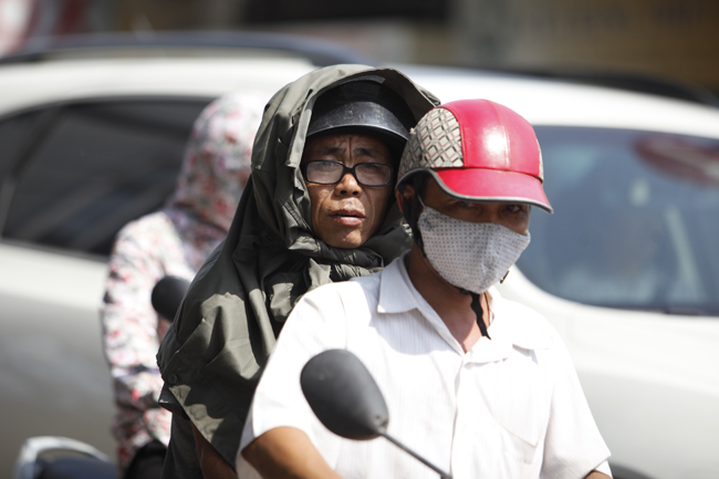 Tin tức trong ngày - Ảnh: Người Hà Nội “cháy da” dưới nắng nóng 40 độ C
