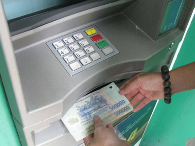 “Mây mưa“ xong lấy thẻ ATM của bạn gái rút tiền xài