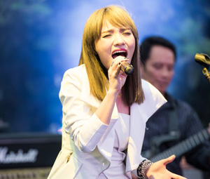 Ca nhạc - MTV - Nhật Thủy được chồng Mỹ Linh "hộ tống" sang Singapore