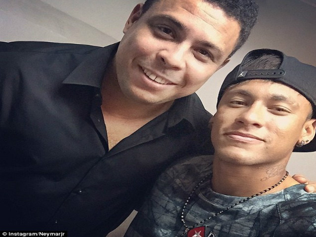 Bóng đá - CR7, Neymar theo chân Ro "béo" đi đánh bài