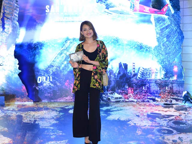 Phim - Sao "Bộ tứ 10A8" khoe bụng phẳng lì khi đi xem phim