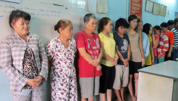 Pháp luật - Công an đánh sập sòng bạc “quý bà” ven sông