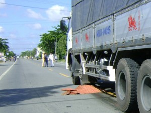 Tin tức trong ngày - Cụ ông 72 tuổi bị xe tải cuốn vào gầm, kéo lê 20 mét