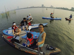 Bạn trẻ - Cuộc sống - Giới trẻ Hà thành lướt ván hồ Tây giải nhiệt